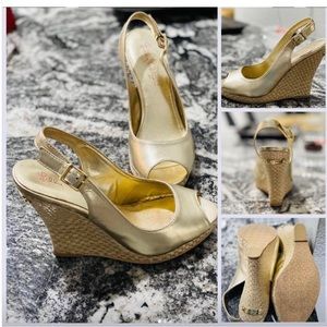 Lilly Pulitzer gold wedge EUC sandals